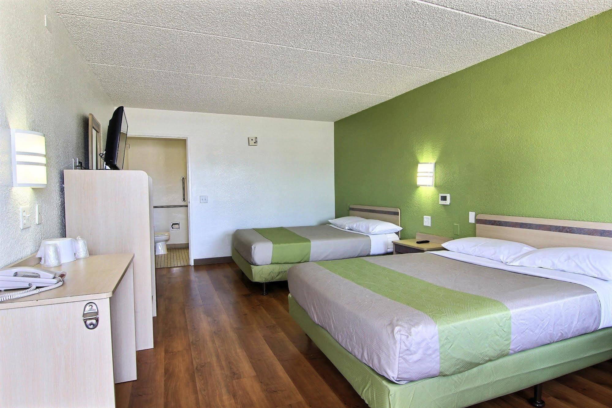 Motel 6 Austin, Tx - Central Downtown Ut Exterior photo